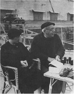 Don Manuel Azaa con su esposa Doa Dolores de Rivas Cherif  a bordo del barco-prisin Snchez Barcaiztegui en 1934 (Fuente: Cipriano de Rivas Cherif, "Retrato de un desconocido", 2, Grijalbo, Barcelona, 1981, p. 529