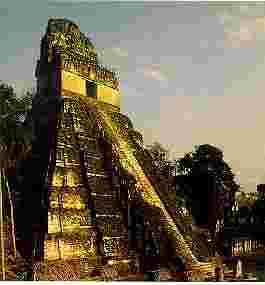 Templo I de Tikal (700 d.c.) Fuente: A. Ciudad, Los mayas, col. biblioteca iberoamericana, Anaya, Madrid, 1988. p. 28)